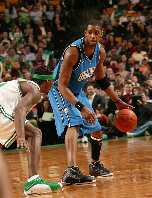 双丰收时刻，雄鹿力克湖人，字母哥获詹姆斯特别礼物致敬