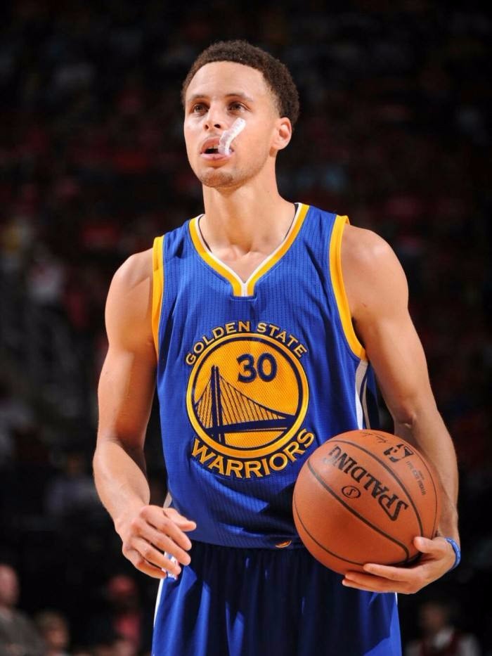 队报：姆巴佩服用止疼片带伤出战，他拒绝打封闭