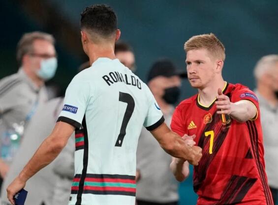 长春亚泰队启程出征青岛时，球迷用歌声为将士们送行