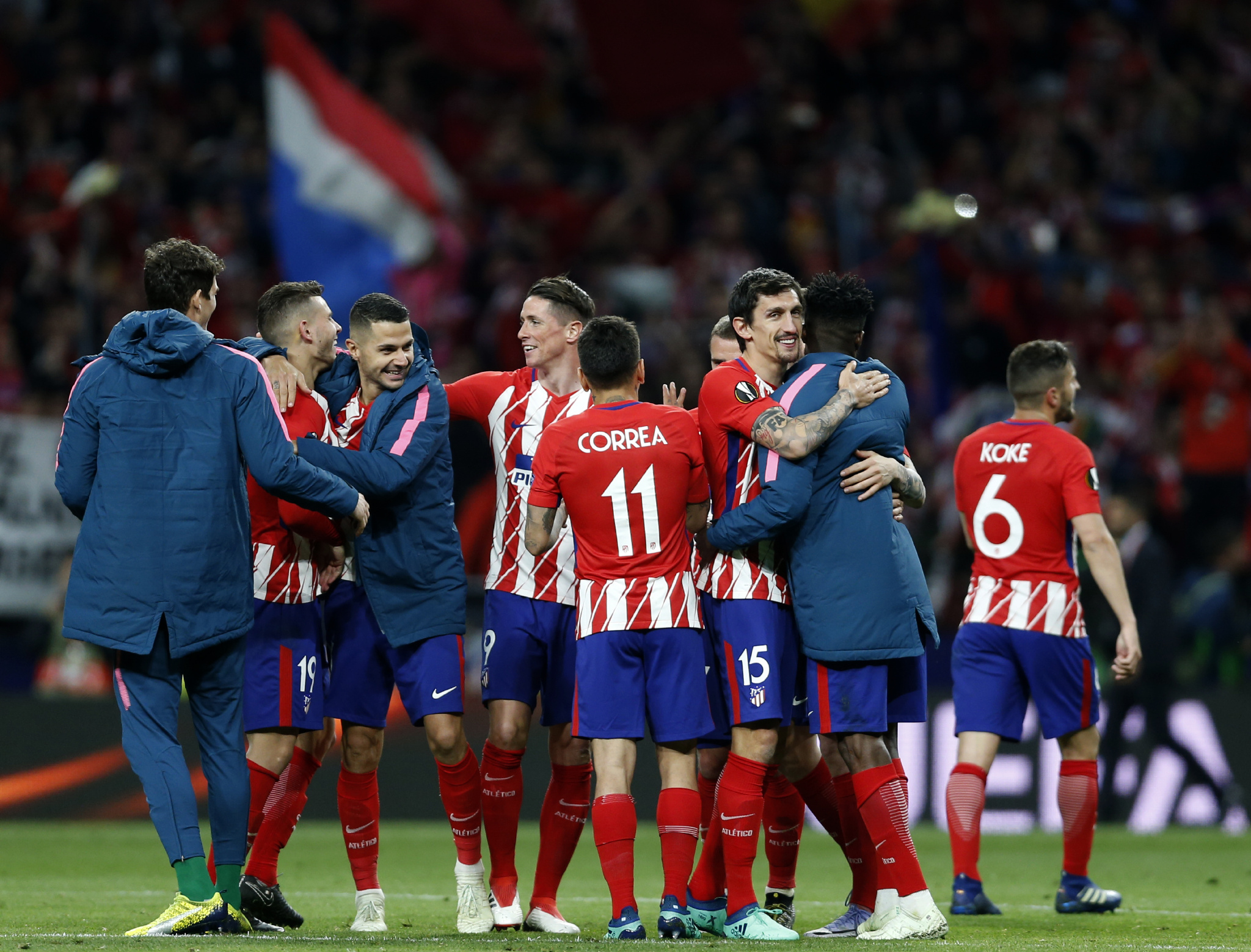 詹姆斯压哨绝杀刷爆纪录，湖人险胜！东契奇34+7+7+6记3分创神迹